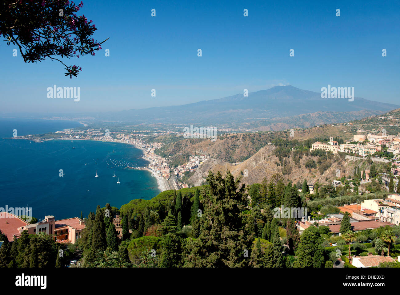 Ein Blick auf den Ätna und die Bucht von Naxos auf das Ionische Meer von das griechische Theater in Taormina, Sizilien, Italien, Mittelmeer, Europa Stockfoto