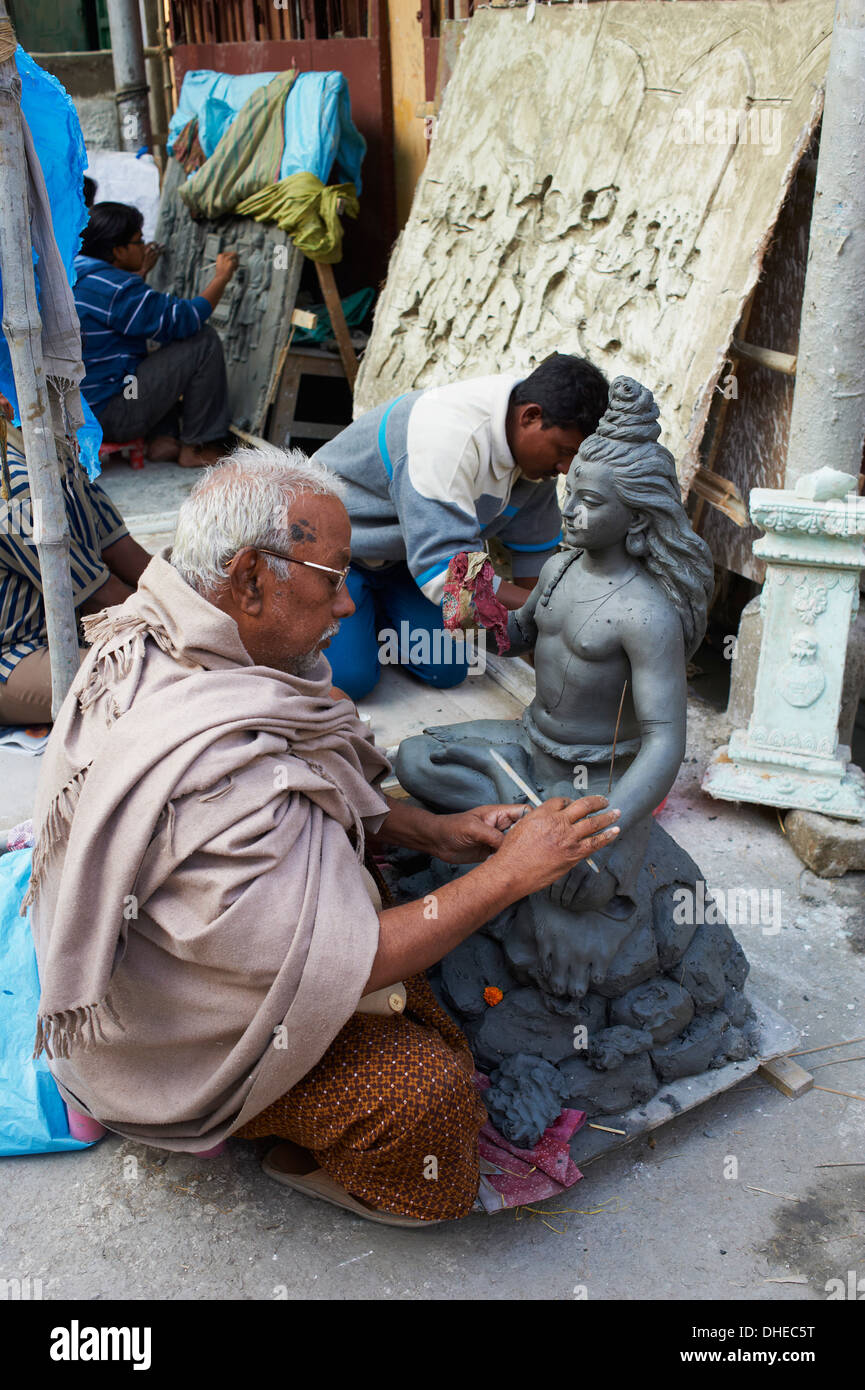 Machen Tonfiguren von einer Hindu-Göttin, Kumartulli Bezirk, Kolkata (Kalkutta), West Bengalen, Indien, Asien Stockfoto