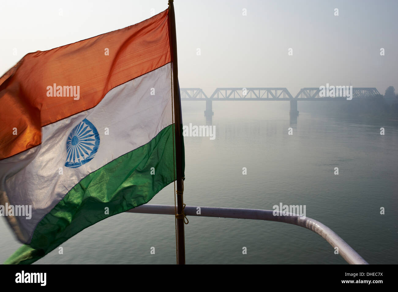 Indische Flagge auf Sukapha Boot am Fluss Hooghly, Teil des Ganges River, West Bengalen, Indien, Asien Stockfoto