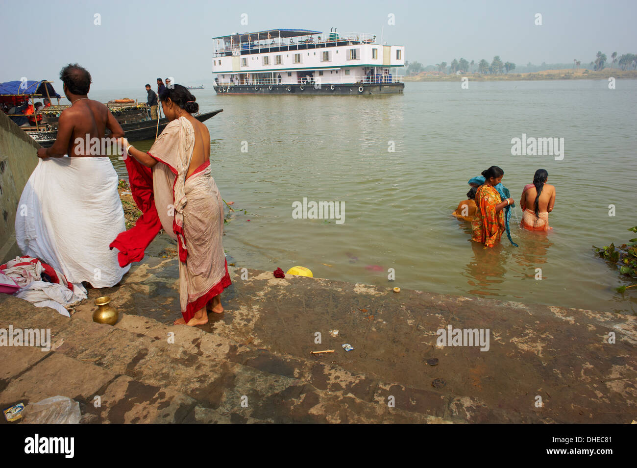 Rituelle Baden und Sukapha Boot am Fluss Hooghly, Teil des Ganges River, West Bengalen, Indien, Asien Stockfoto