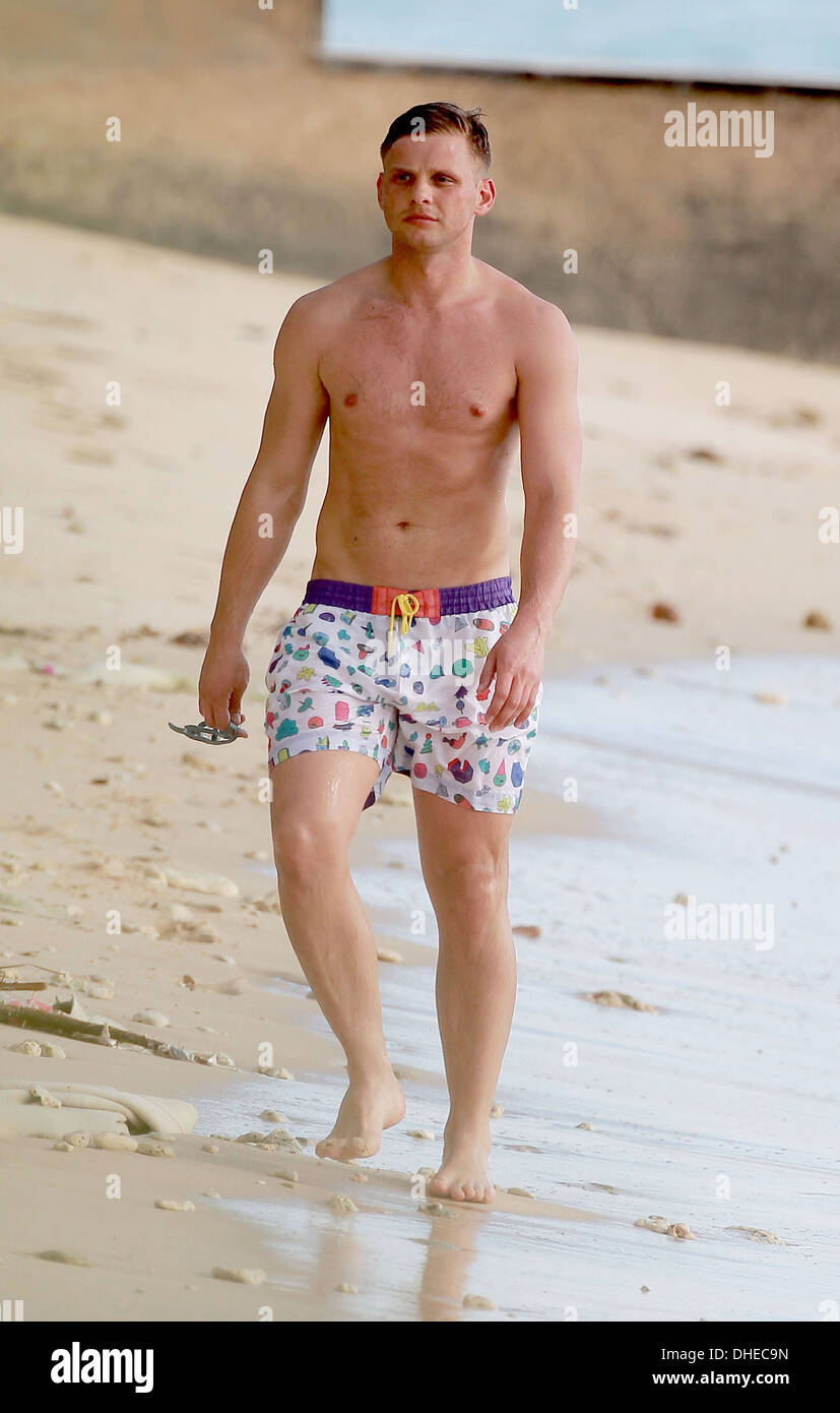 Jeff Brazier macht einen Spaziergang am Strand und bereitet sich auf ein erfrischendes Bad Barbados - 26.04.12 Stockfoto