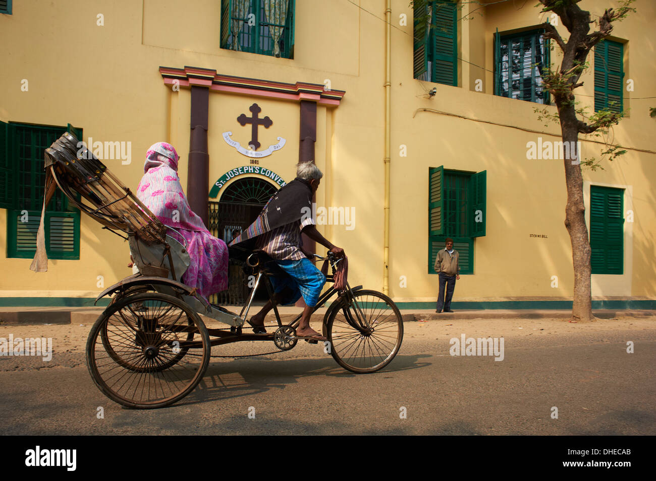 Rikscha vor St. Josephs Kloster, Chandernagorehemaliger (Chandannagar), ehemalige französische Kolonie, West Bengalen, Indien, Asien Stockfoto