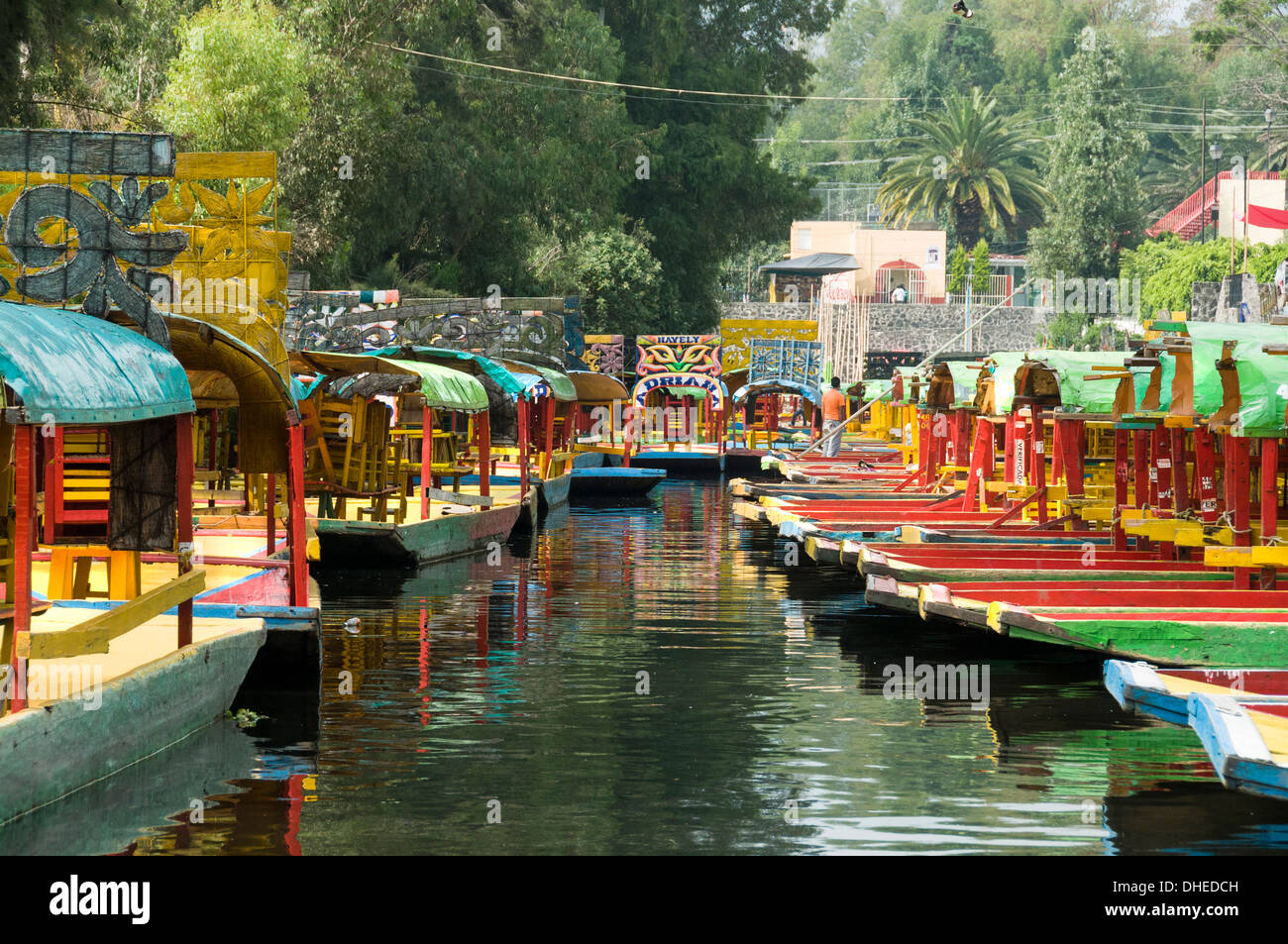 Bunte Boote auf den schwimmenden Gärten in Xochimilco, UNESCO-Weltkulturerbe, Mexico City, Mexiko, Nordamerika Stockfoto