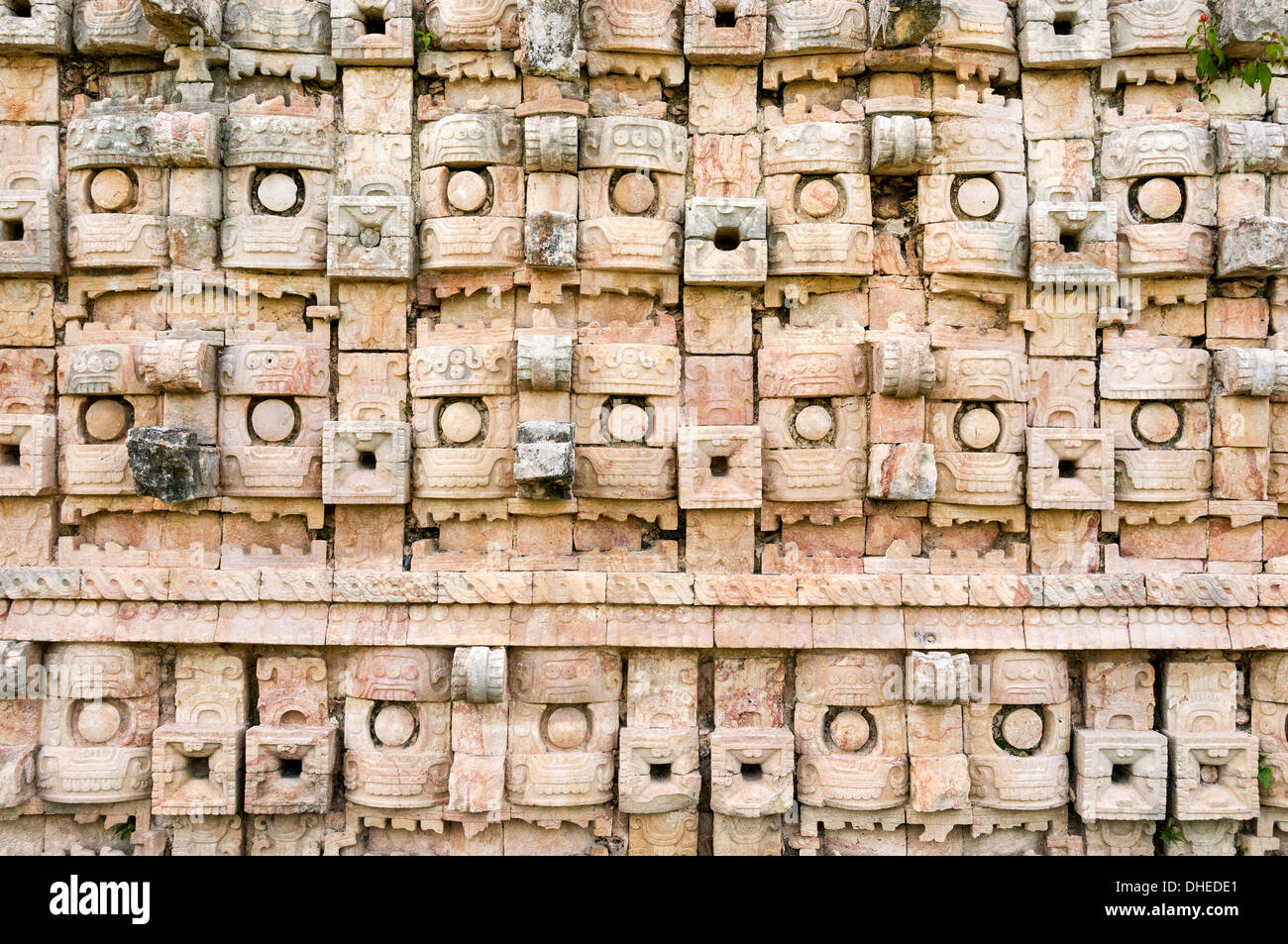 Nahaufnahme von der Wand an den Maya-Ruinen im El Palacio de Los Mascarones (Palast der Masken), Kabah, Yucatan, Mexiko, Nordamerika Stockfoto