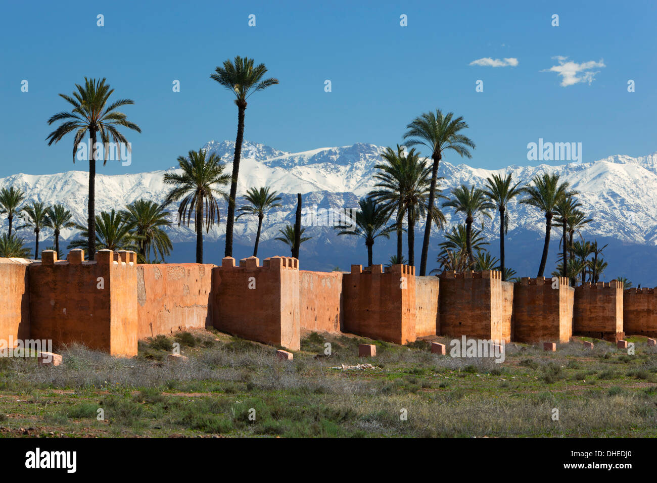 Die alten Stadtmauern und Schnee begrenzt Atlasgebirge, Marokko, Nordafrika, Afrika Stockfoto