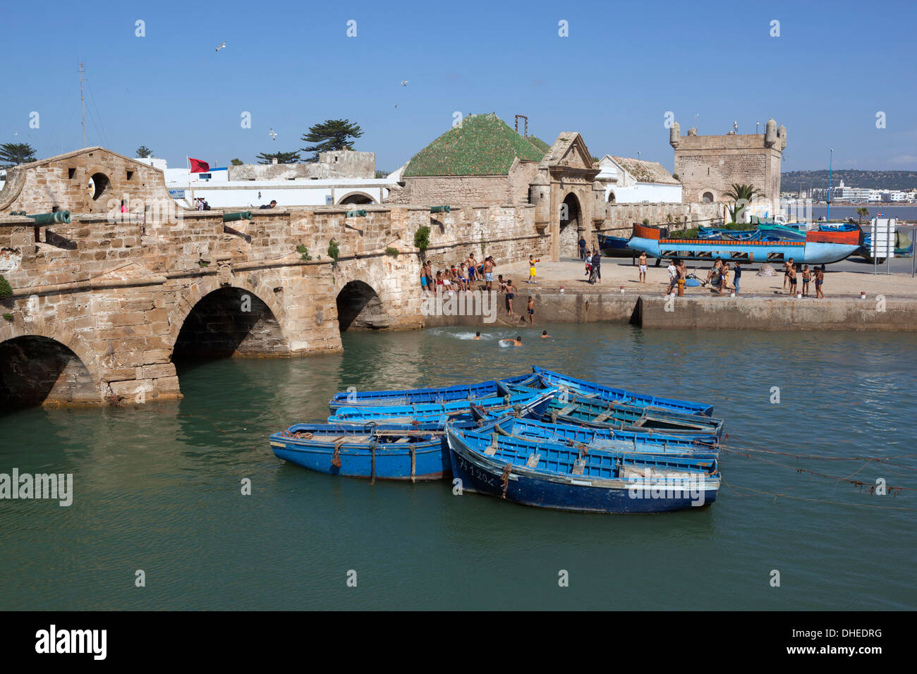 Angelboote/Fischerboote unterhalb der Stadtmauer von der alten Festung, Essaouira, Atlantik-Küste, Marokko, Nordafrika, Afrika Stockfoto