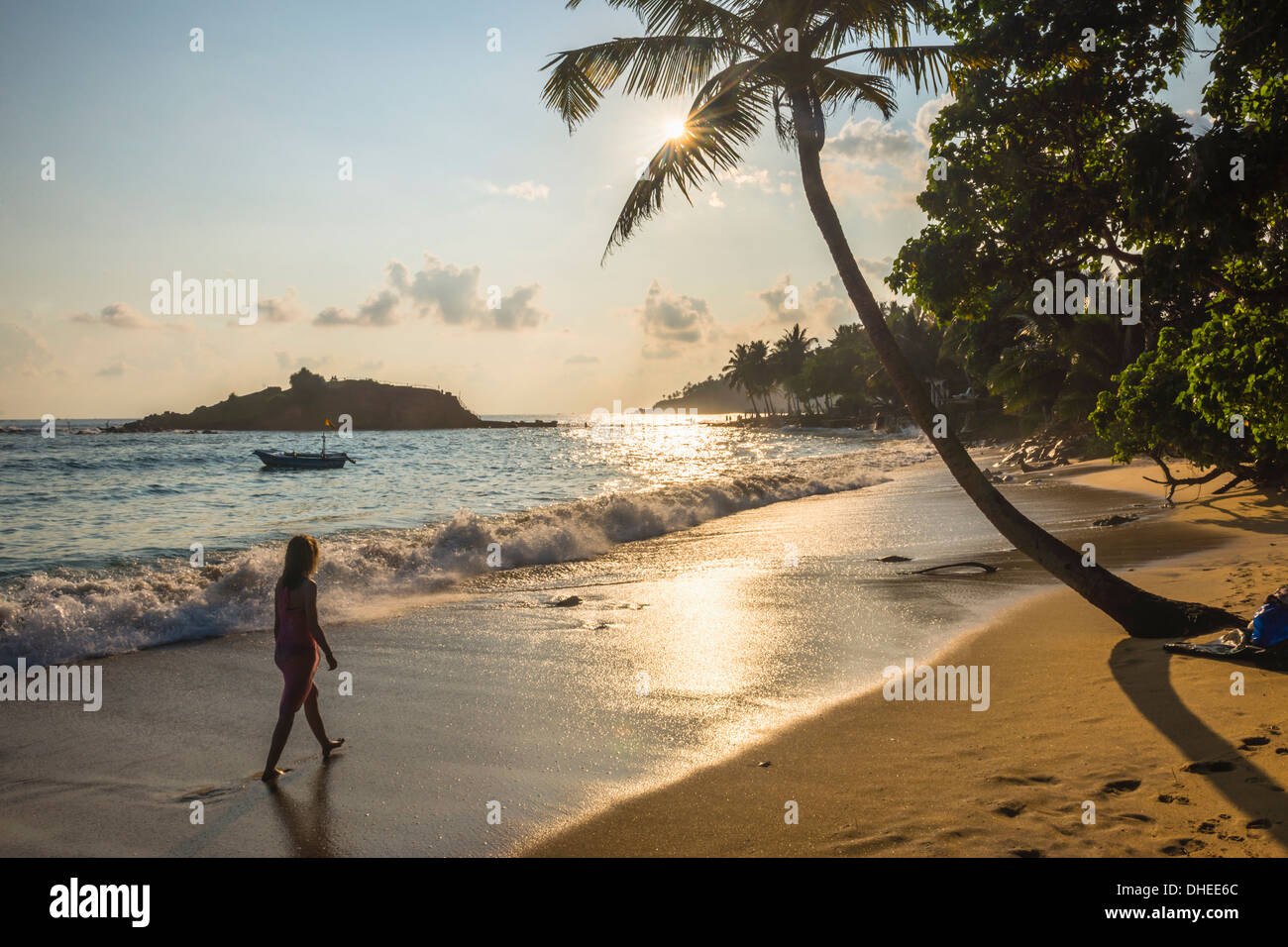 Frau zu Fuß auf Mirissa Beach bei Sonnenuntergang, Mirissa, Süden von Sri Lanka, Süd-Provinz, Sri Lanka, Asien Stockfoto