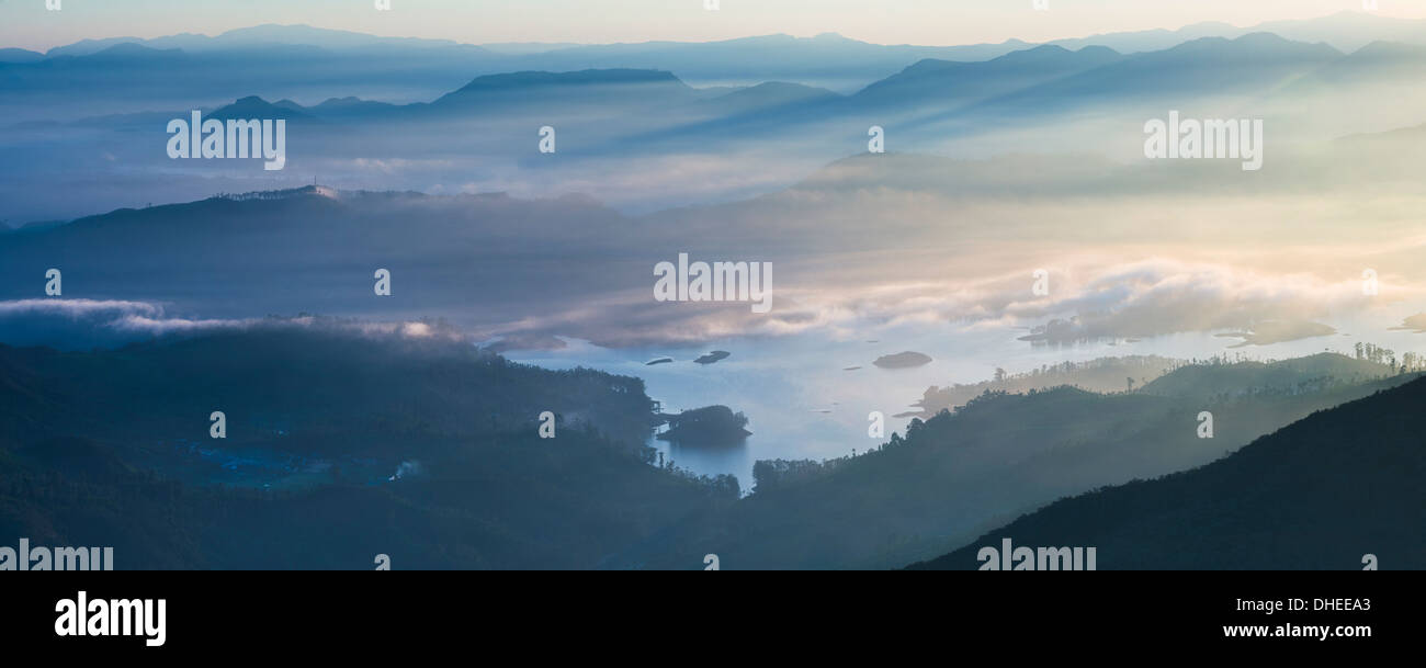 Adams Peak (Sri Pada) Blick auf den Sonnenaufgang, Berge und das Maussakele Reservoir, Central Highlands, Sri Lanka, Asien Stockfoto