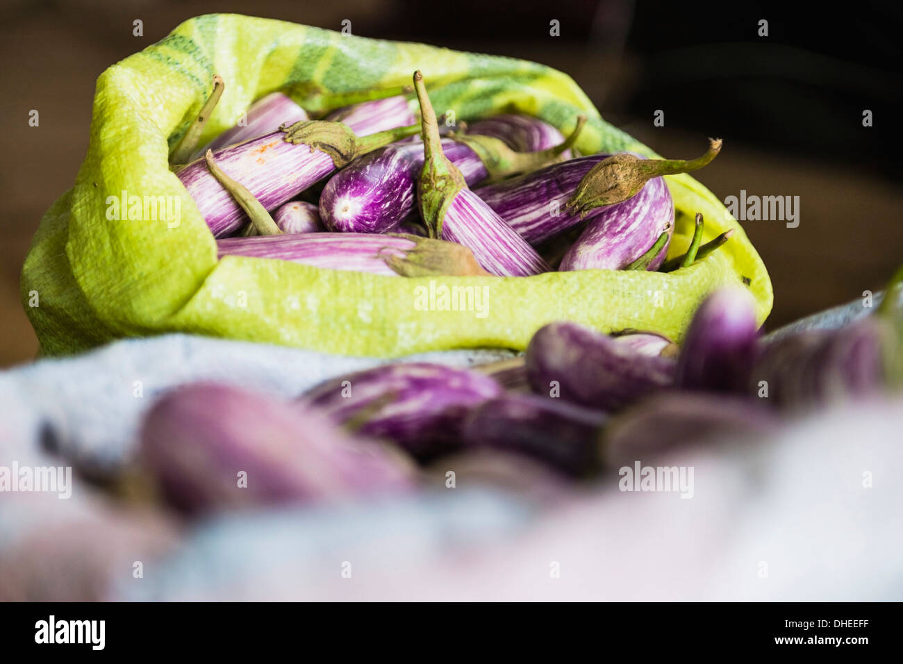 Dambulla Gemüsemarkt, lila Gemüse bekannt als Aubergine zum Verkauf, Dambulla, Central Province, Sri Lanka, Asien Stockfoto