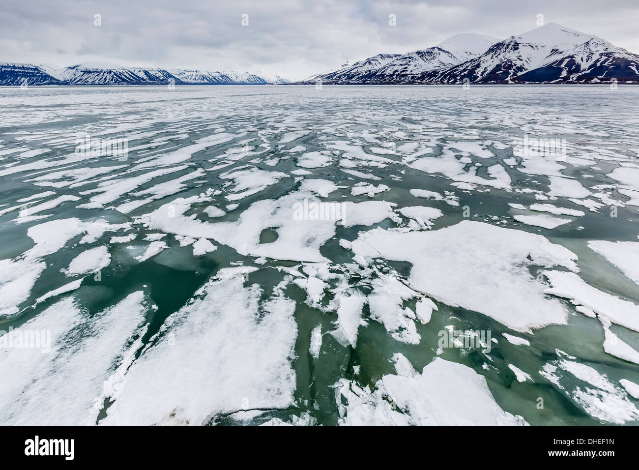 Die Jahreszeiten letzte verbleibende Ufer Festeis in Bellsund, Spitzbergen, Svalbard, Norwegen, Skandinavien, Europa Stockfoto