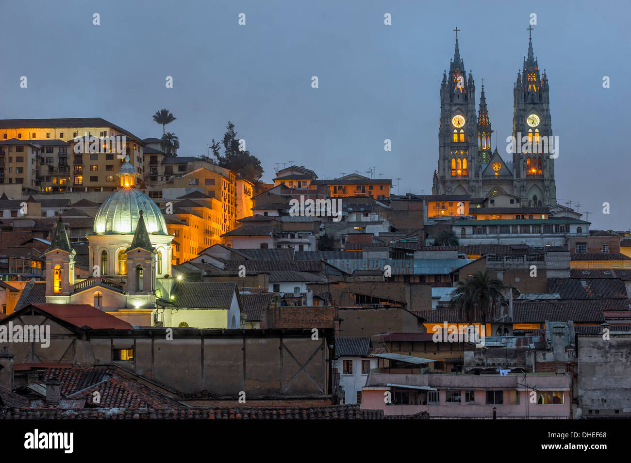 Basilika des nationalen Gelübdes bei Nacht, Provinz Pichincha, Ecuador, Quito, UNESCO-Weltkulturerbe Stockfoto