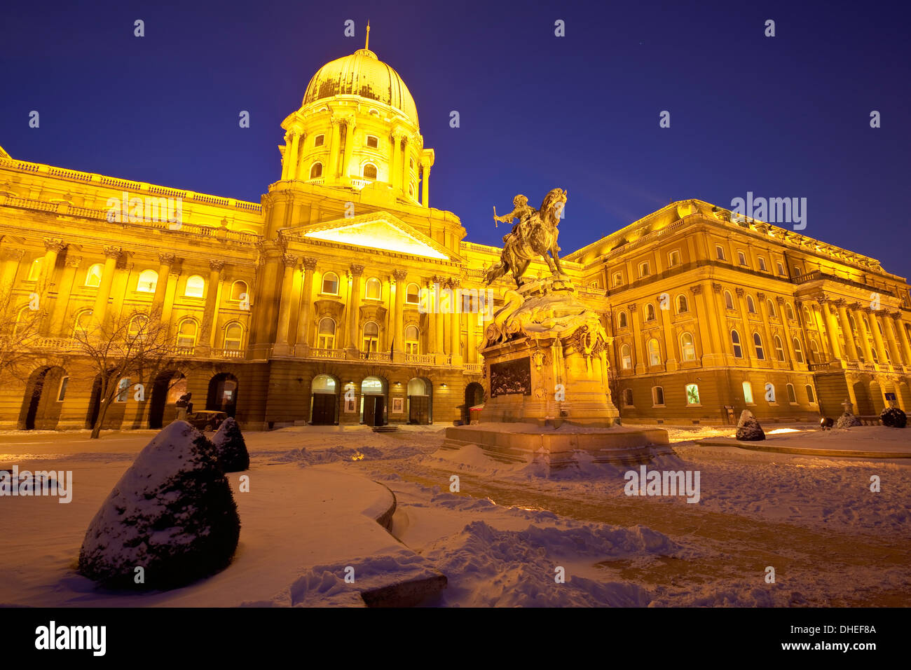 Königlicher Palast beleuchtet an einem Winterabend, Castle Hill, Budapest, Ungarn, Europa Stockfoto