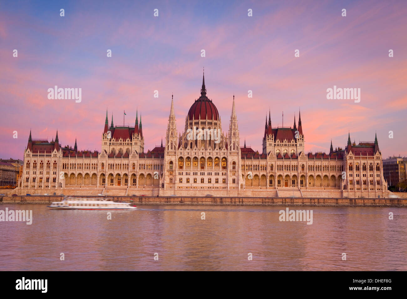 Parlamentsgebäude und die Donau bei Sonnenuntergang, Budapest, Ungarn, Europa Stockfoto