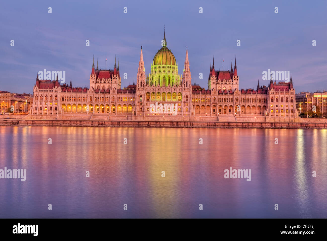 Parlamentsgebäude und die Donau bei Sonnenuntergang, Budapest, Ungarn, Europa Stockfoto