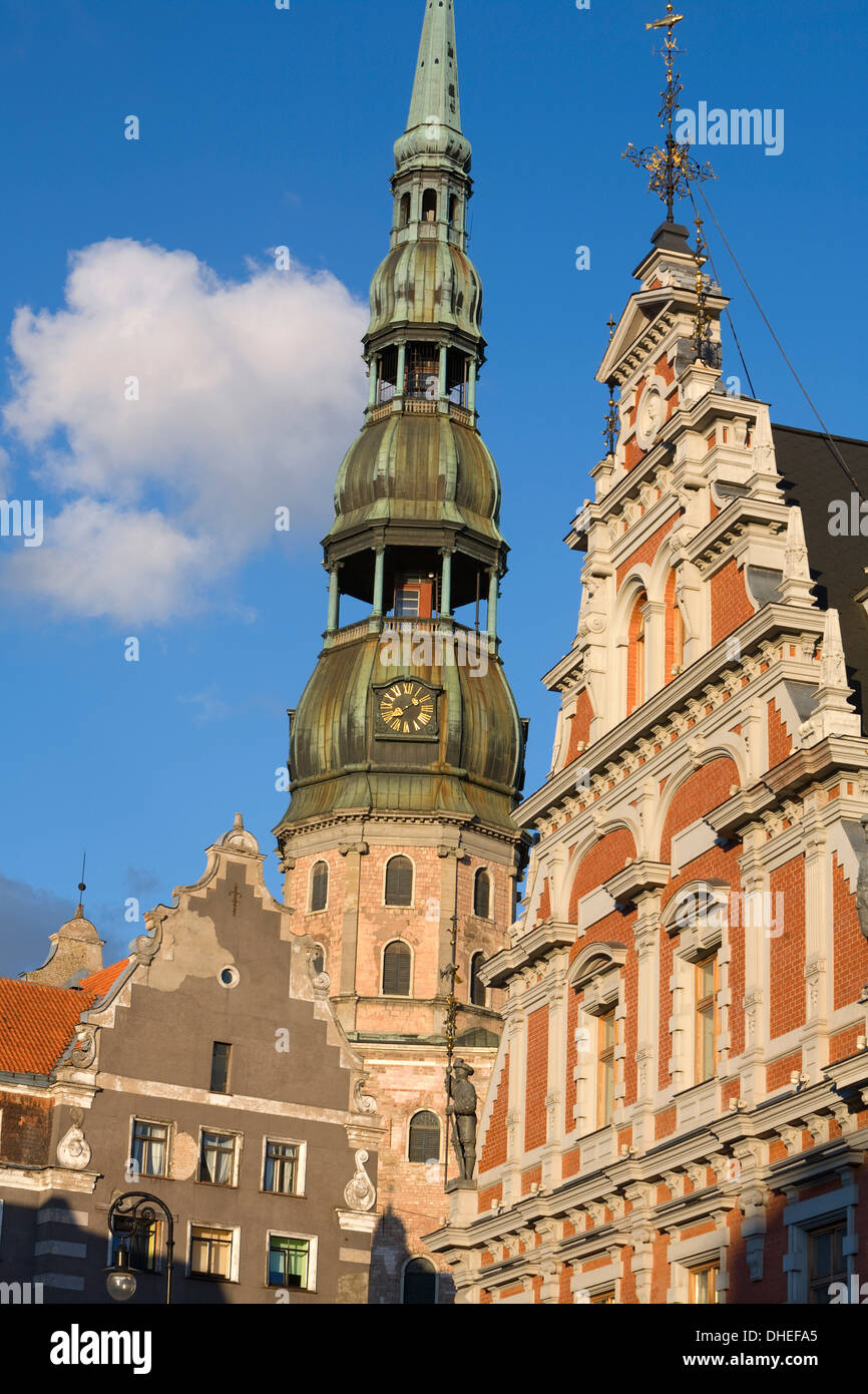 St. Peter-Kirche und die Bruderschaft der Mitesser Haus, Altstadt, UNESCO World Heritage Site, Riga, Lettland, Europa Stockfoto