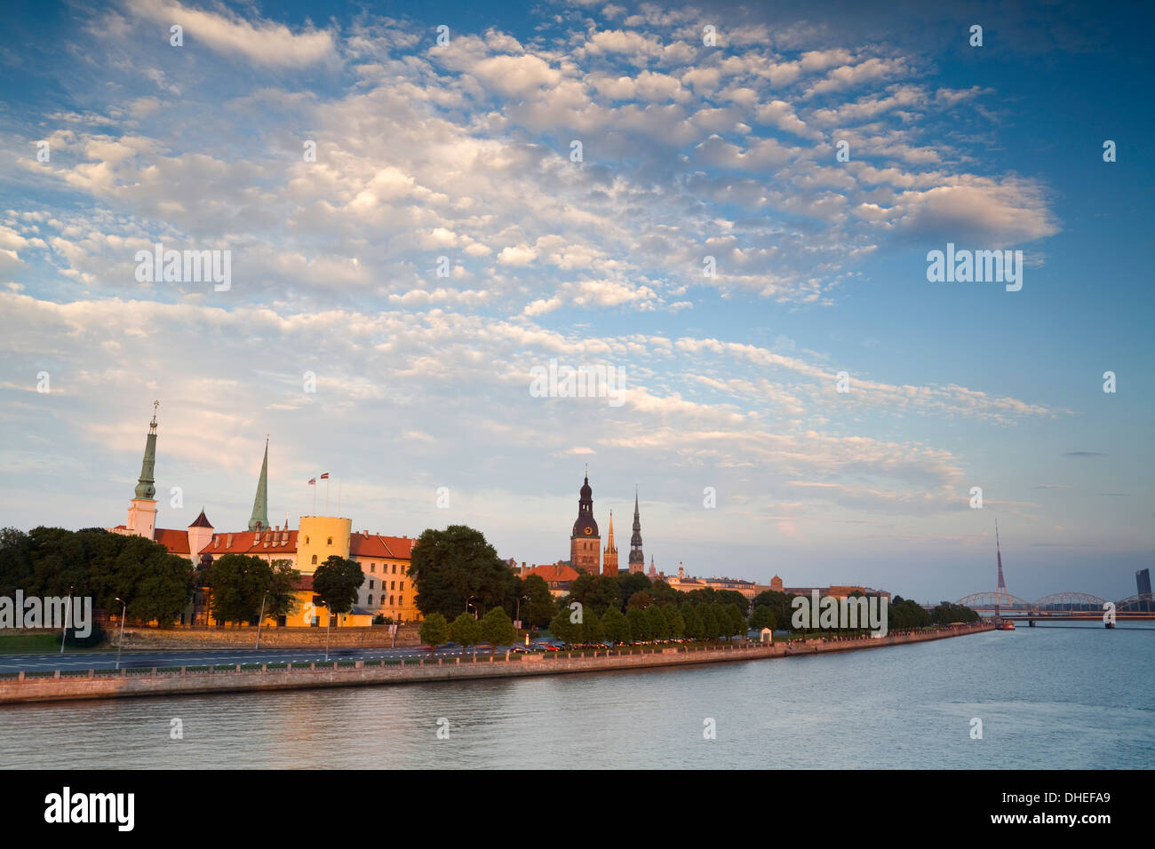 Rigaer Schloss und den Fluss Daugava beleuchtet bei Sonnenuntergang, Riga, Lettland, Europa Stockfoto