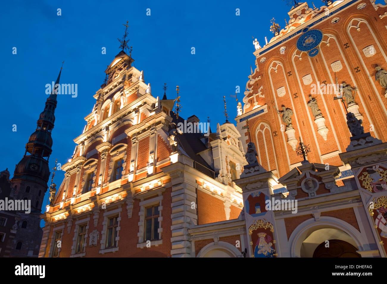 Bruderschaft der Mitesser Haus beleuchtet in der Abenddämmerung, Altstadt, UNESCO-Weltkulturerbe, Riga, Lettland, Europa Stockfoto