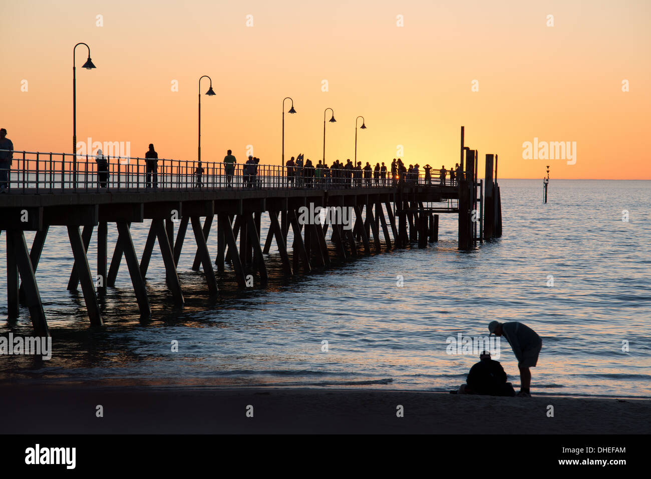 Glenelg Steg und Strand in Australien bei Sonnenuntergang Stockfoto