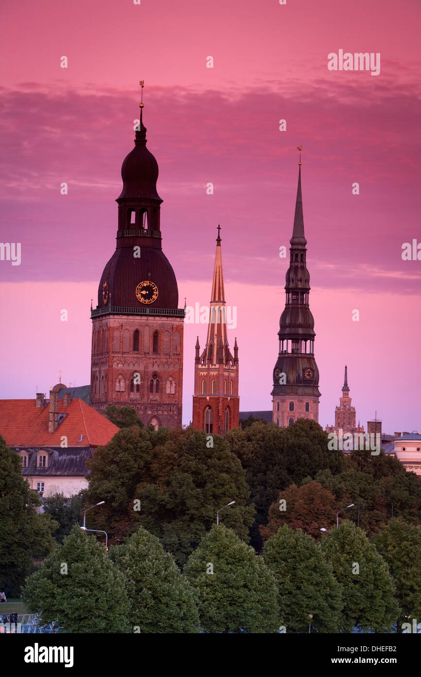 Dom Dom-St. Peter Kirche, anglikanische Kirche St. Erlöser und das Gebäude der Akademie der Wissenschaften, Riga, Lettland, Europa Stockfoto