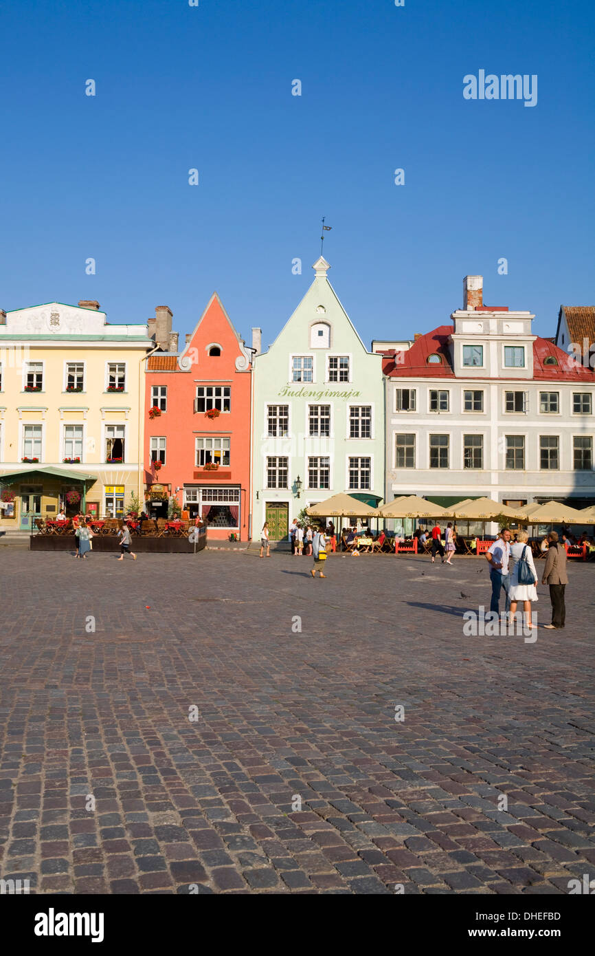 Architektur in Raekoja Plats (Rathausplatz), Altstadt, UNESCO-Weltkulturerbe, Tallinn, Estland, Europa Stockfoto
