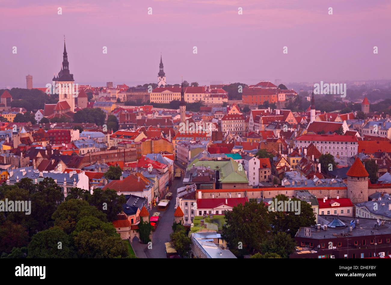 Erhöhten Blick über Altstadt bei Dämmerung, Tallinn, Estland, Europa Stockfoto