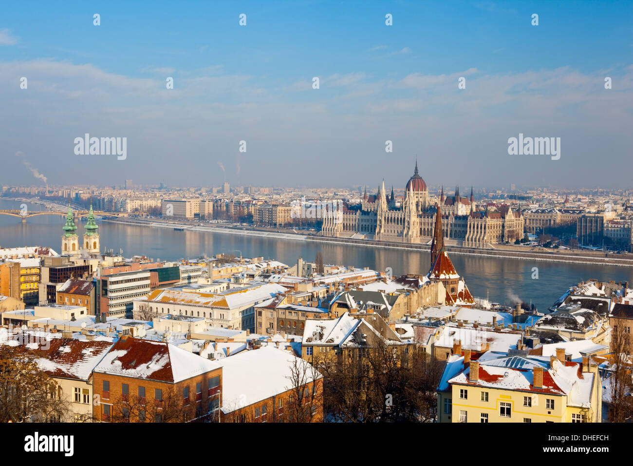 Ungarische Parlament beleuchtet durch warmes Licht auf eine Winter-Nachmittag, Budapest, Ungarn, Europa Stockfoto
