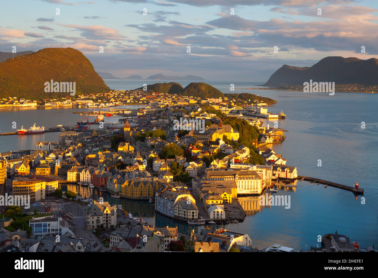 Erhöhten Aussicht auf Alesund beleuchtet bei Sonnenuntergang, Sunnmore, mehr Og Romsdal, Norwegen, Skandinavien, Europa Stockfoto