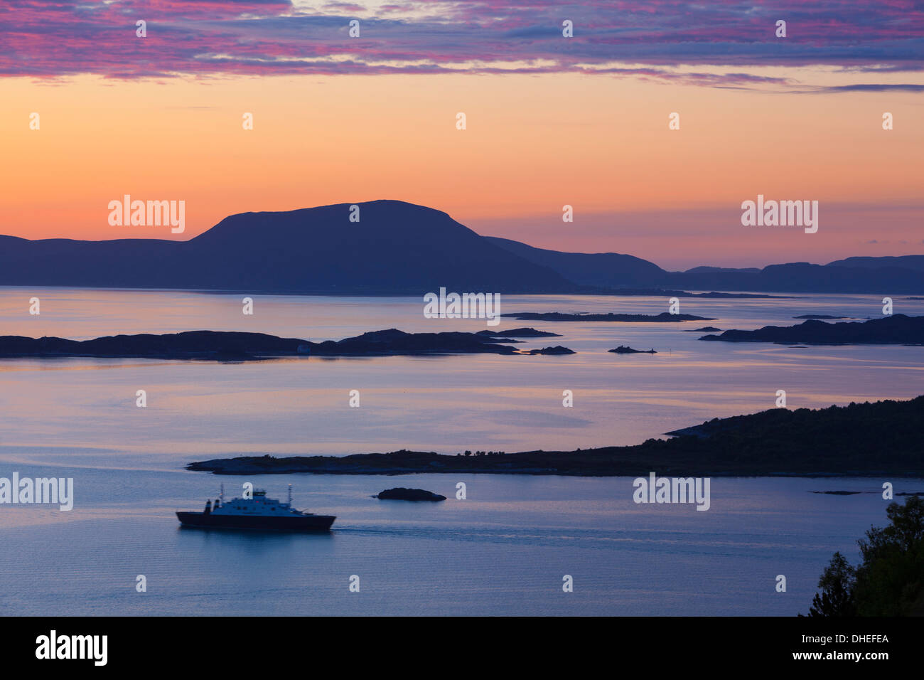 Sonnenuntergang über Giske Insel, Sunnmore, mehr Og Romsdal, Norwegen, Skandinavien, Europa Stockfoto