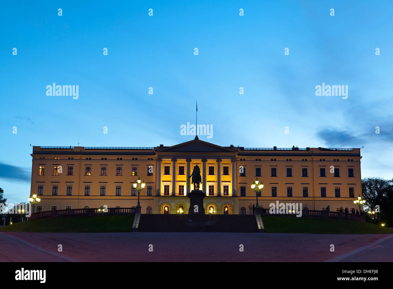 Königspalast in der Abenddämmerung, Oslo, Norwegen, Skandinavien, Europa beleuchtet Stockfoto