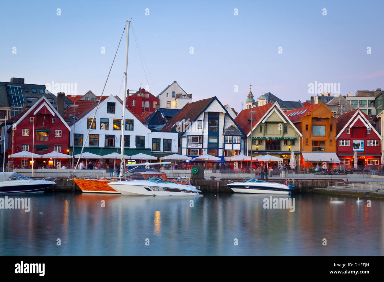 Stavangers malerischen Hafen in der Abenddämmerung, Stavanger, Rogaland, Norwegen, Skandinavien, Europa beleuchtet Stockfoto