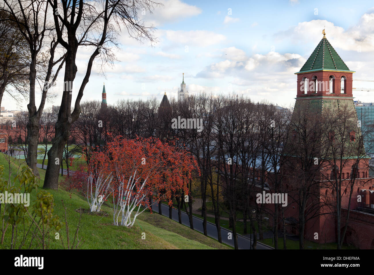 Blick vom Kreml-Hügel am zweiten Nameless Tower, Kreml-Mauer in Moskau, Russland Stockfoto