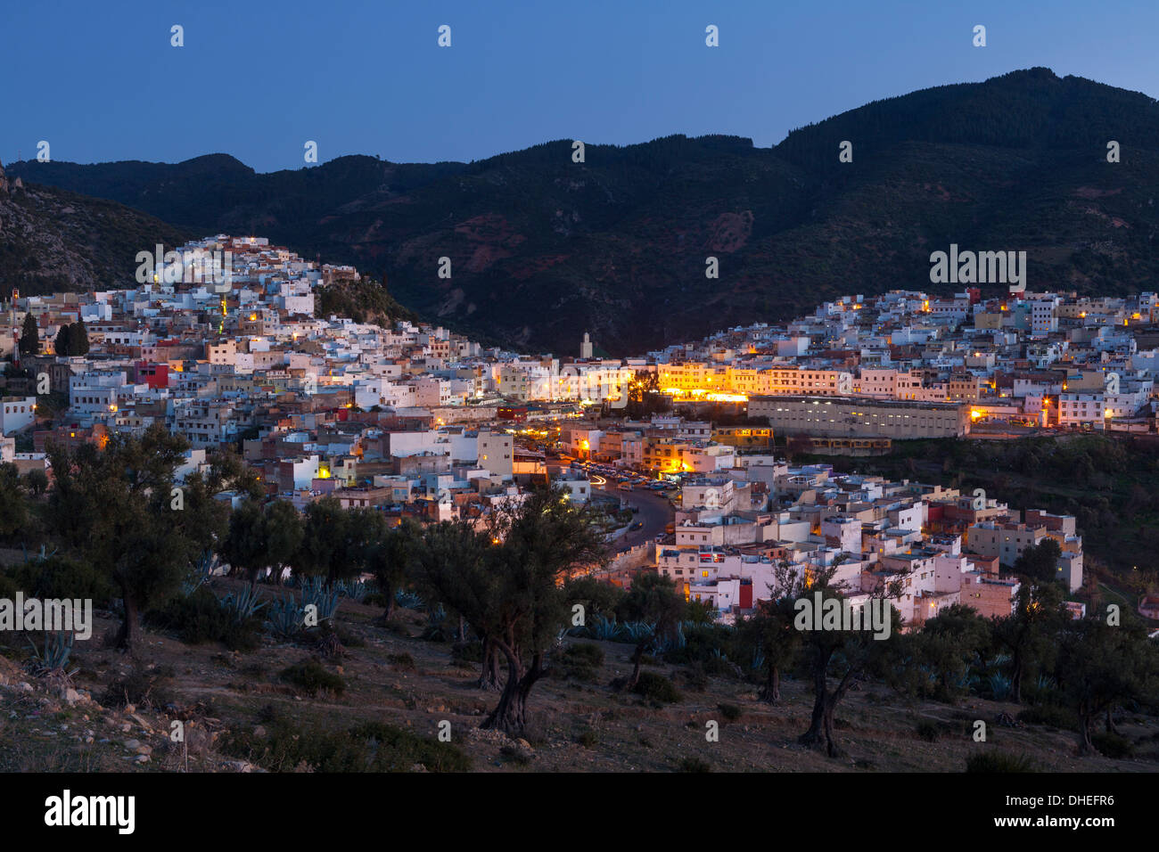 Erhöhten Blick über den historischen Hügel Stadt von Moulay Idriss in der Abenddämmerung, Marokko, Nordafrika, Afrika Stockfoto