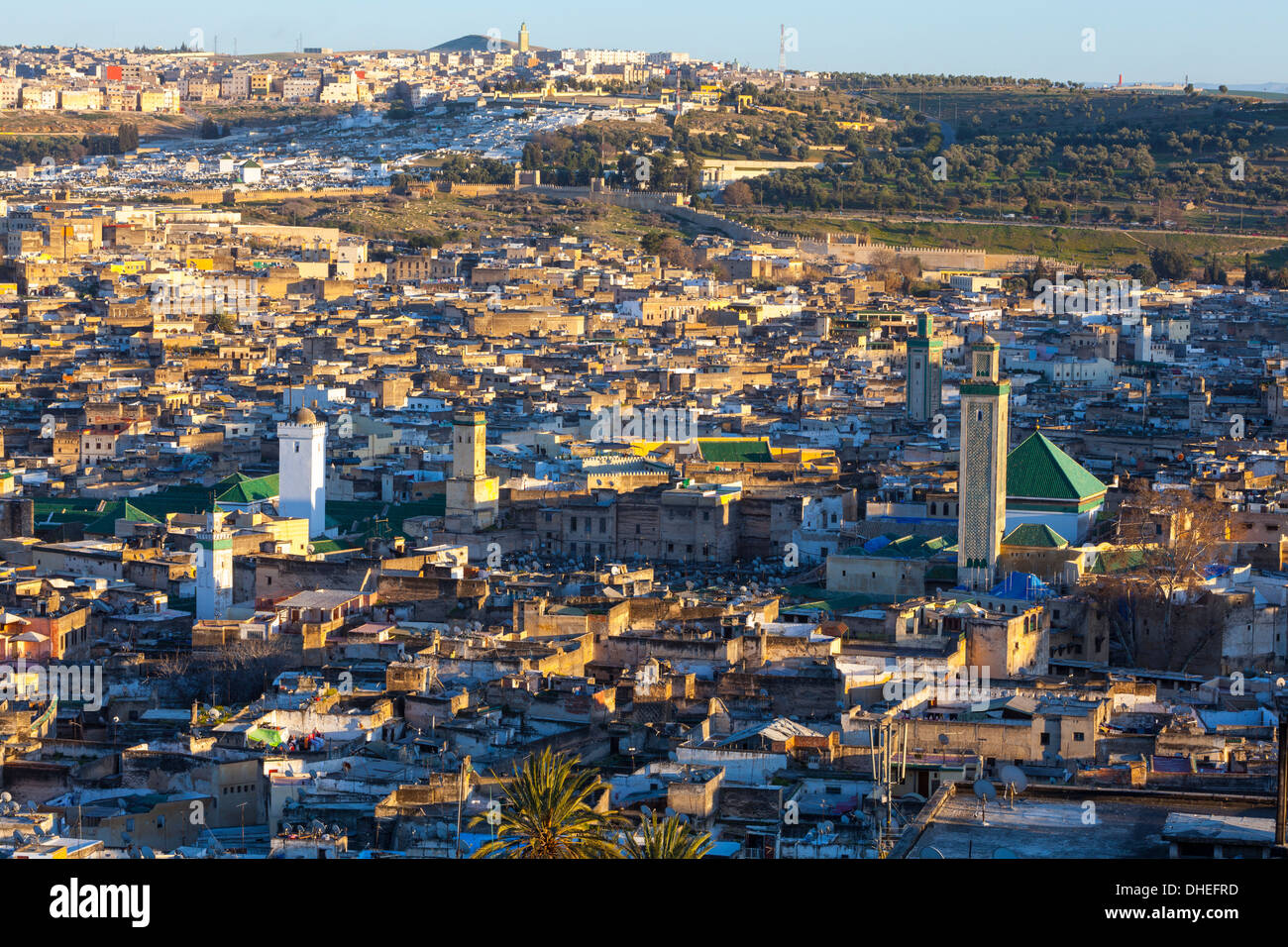 Erhöhten Blick auf die alte Medina von Fes, UNESCO-Weltkulturerbe, Fez, Marokko, Nordafrika, Afrika Stockfoto