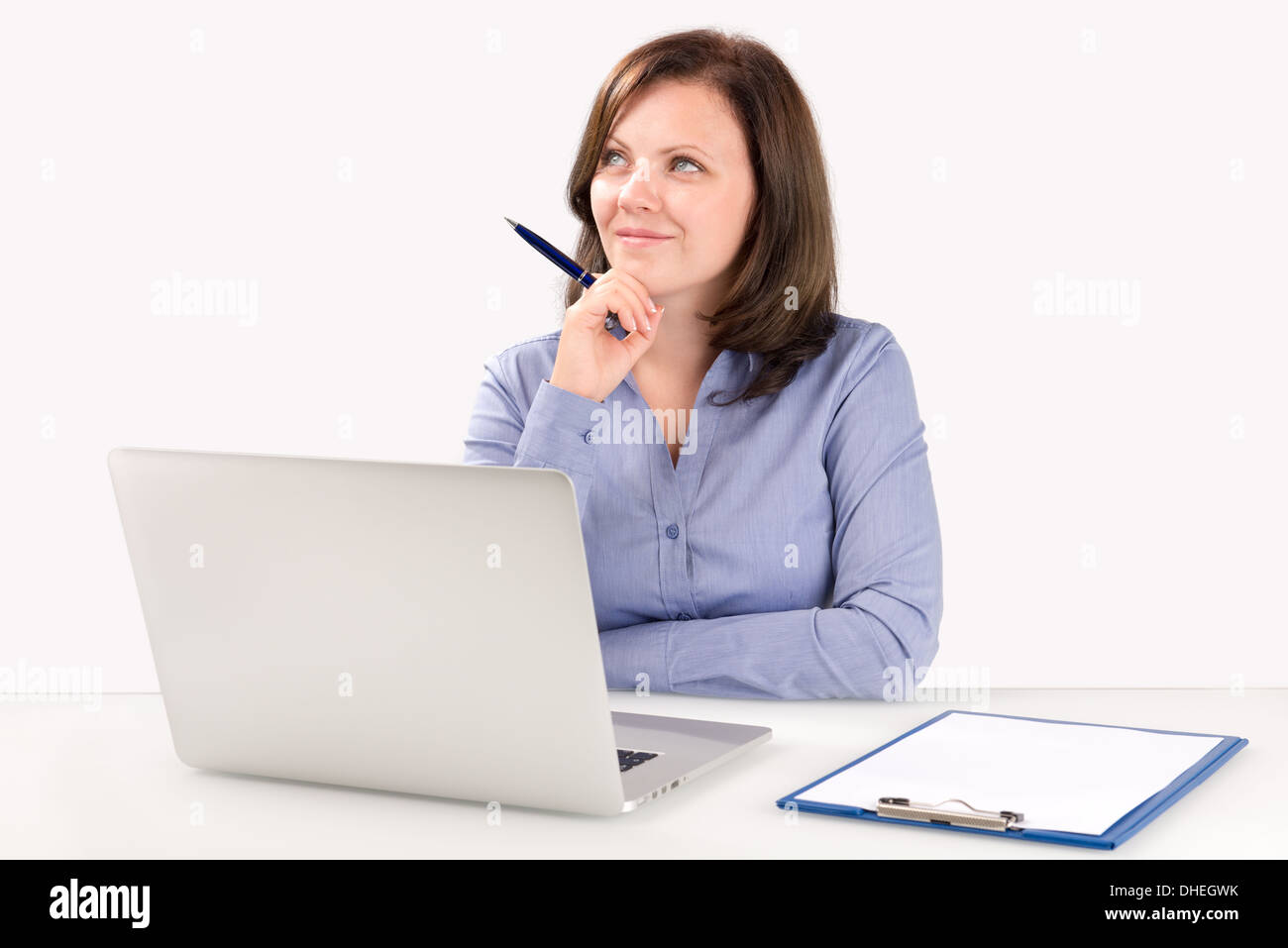 Geschäftsfrau ist vor einem modernen Laptop sitzen und suchen in der oberen Ecke des Bildschirms, Business-Konzept Stockfoto