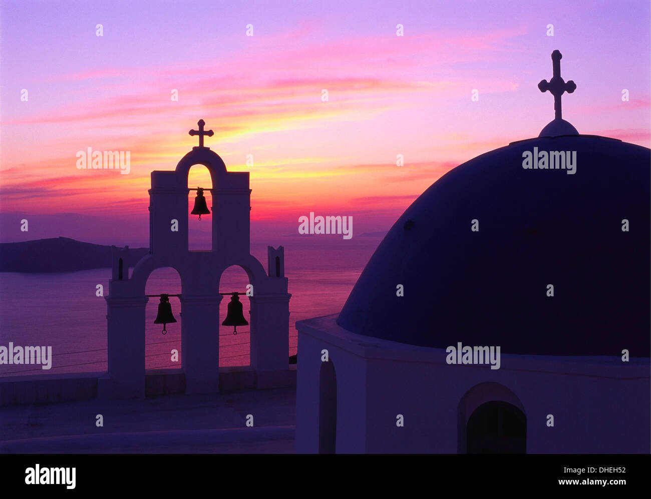 Kirche und Glockenturm bei Sonnenuntergang, Santorin, Kykladen, Griechenland Stockfoto
