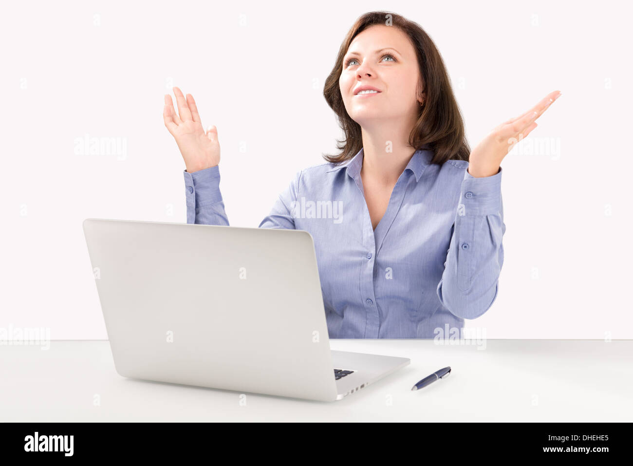 Business-Frau sitzt vor einem modernen Laptop und heben ihre Hände zum Himmel, Business-Konzept Stockfoto