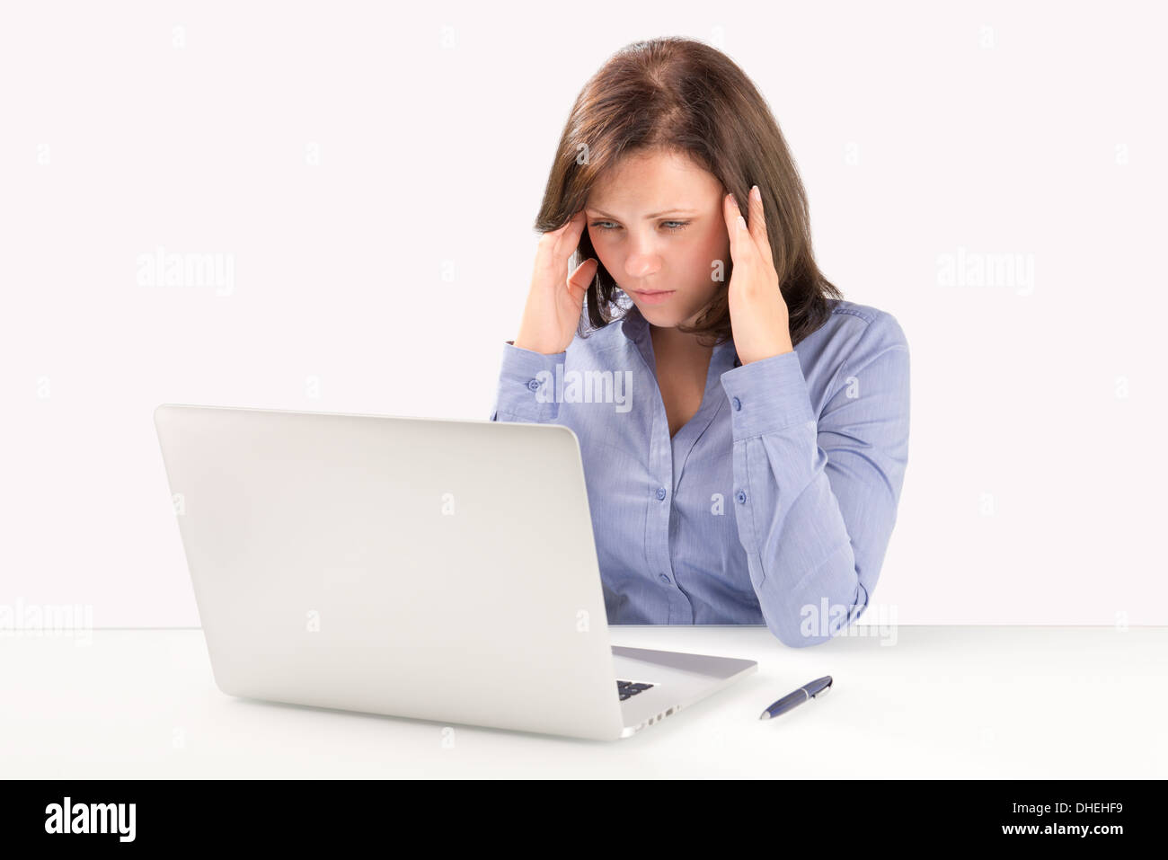 Business-Frau sitzt vor einem modernen Laptop und Hand in Hand hinter ihrem Kopf, Business-Konzept Stockfoto