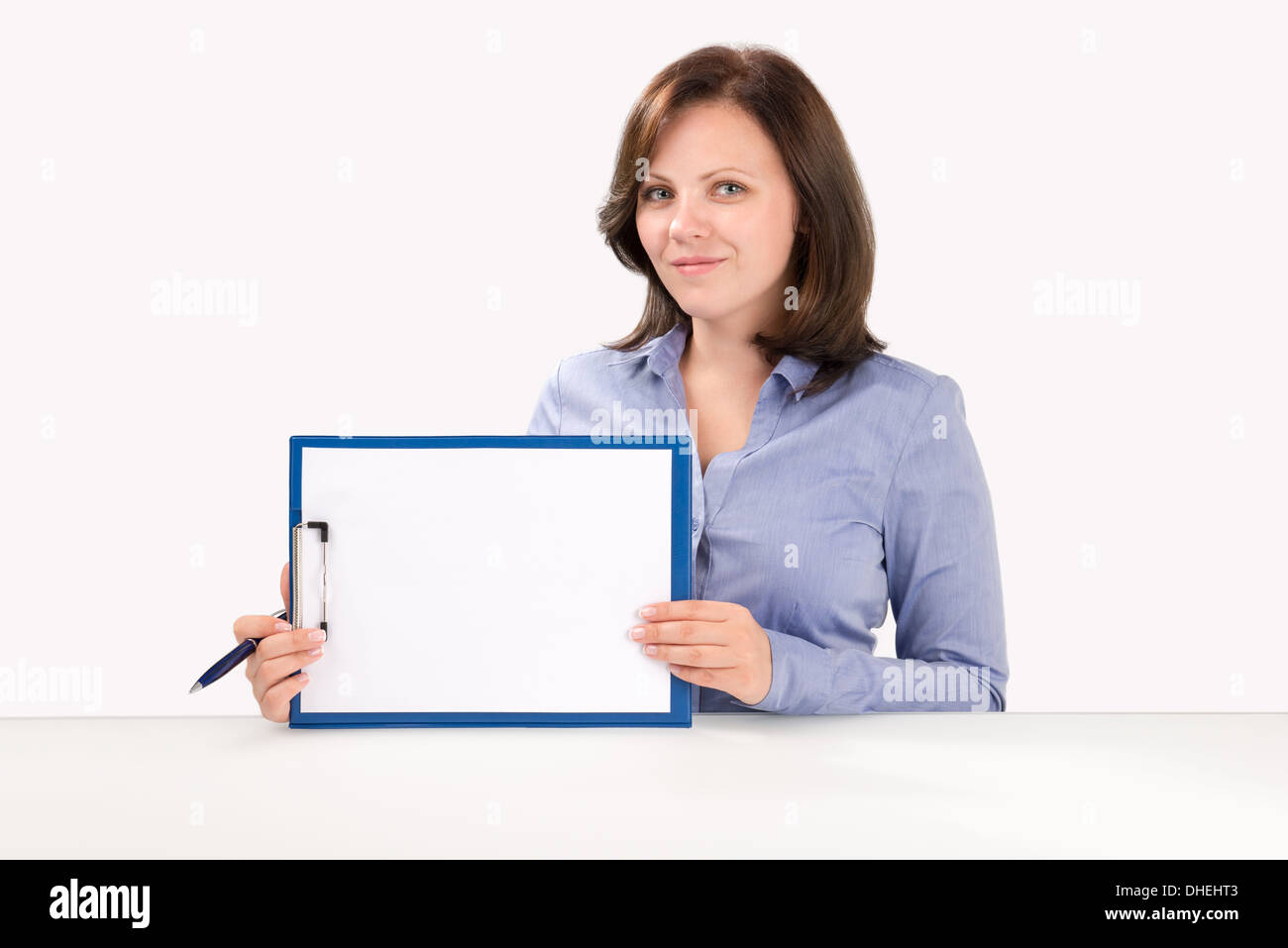 Geschäftsfrau hält eine leere Zwischenablage, Business-Konzept Stockfoto