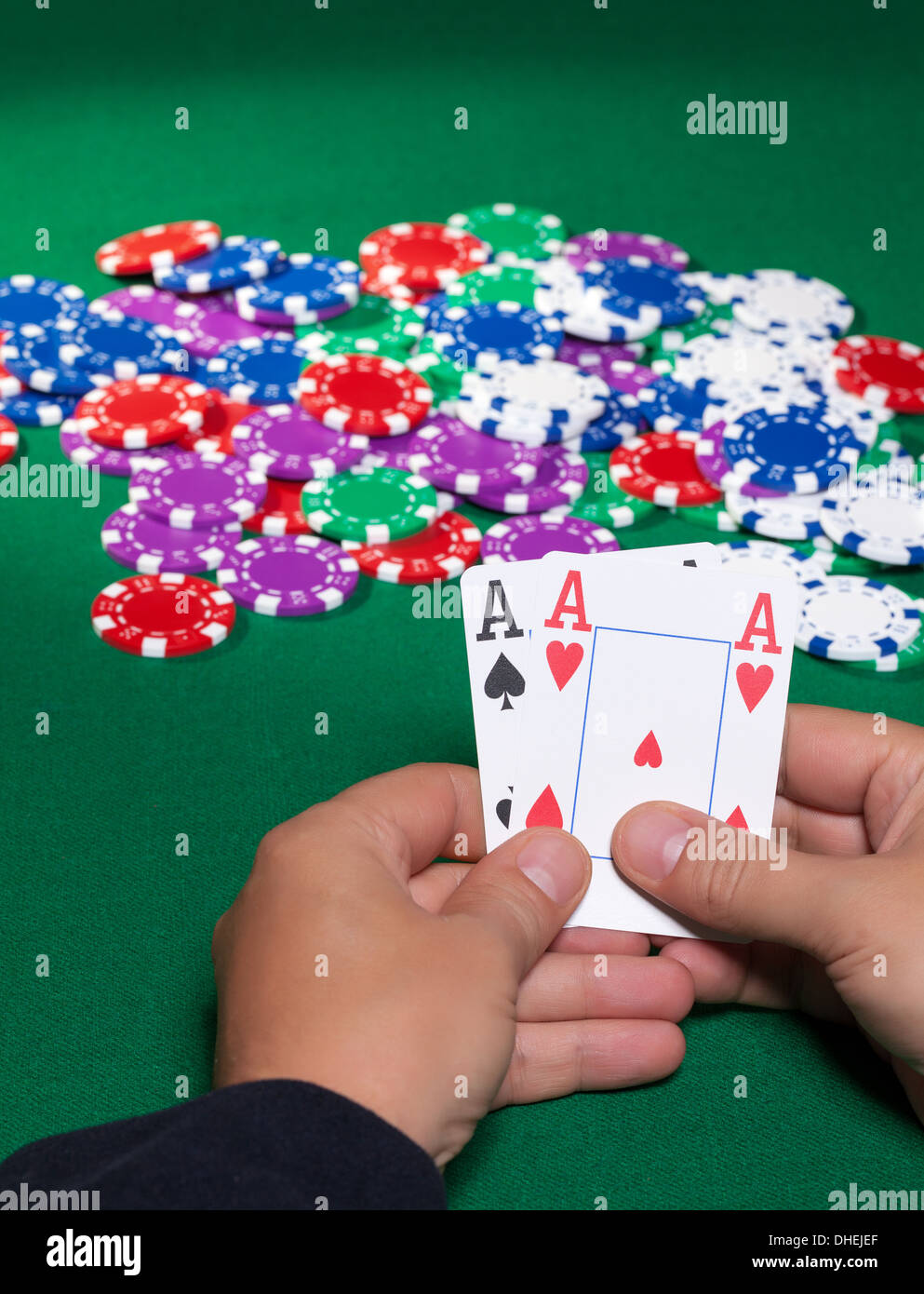Bunte Pokerchips und zwei Ace Stockfoto