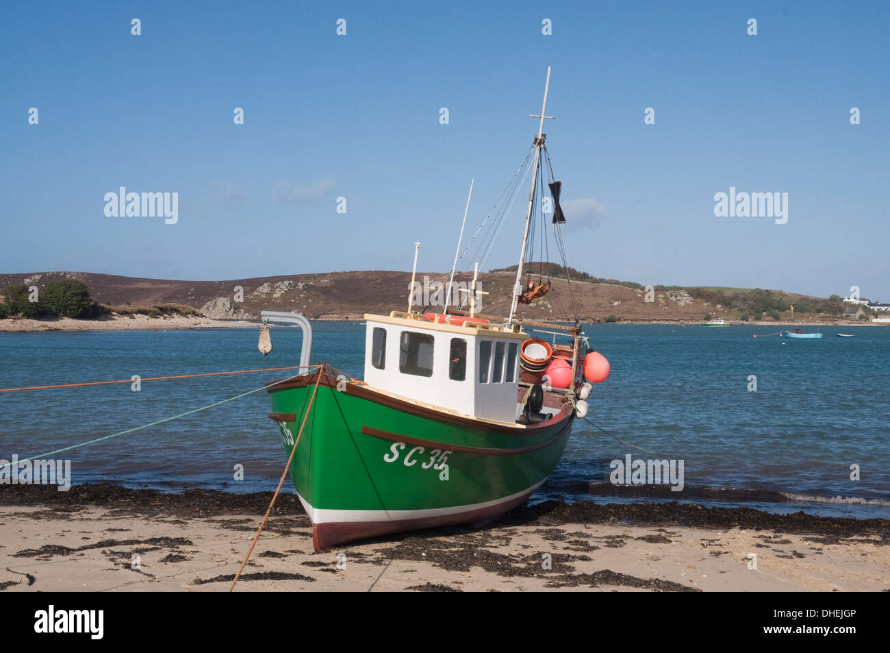 Fischerboot auf Bryer mit Tresco im Hintergrund, Isles of Scilly, Vereinigtes Königreich, Europa Stockfoto