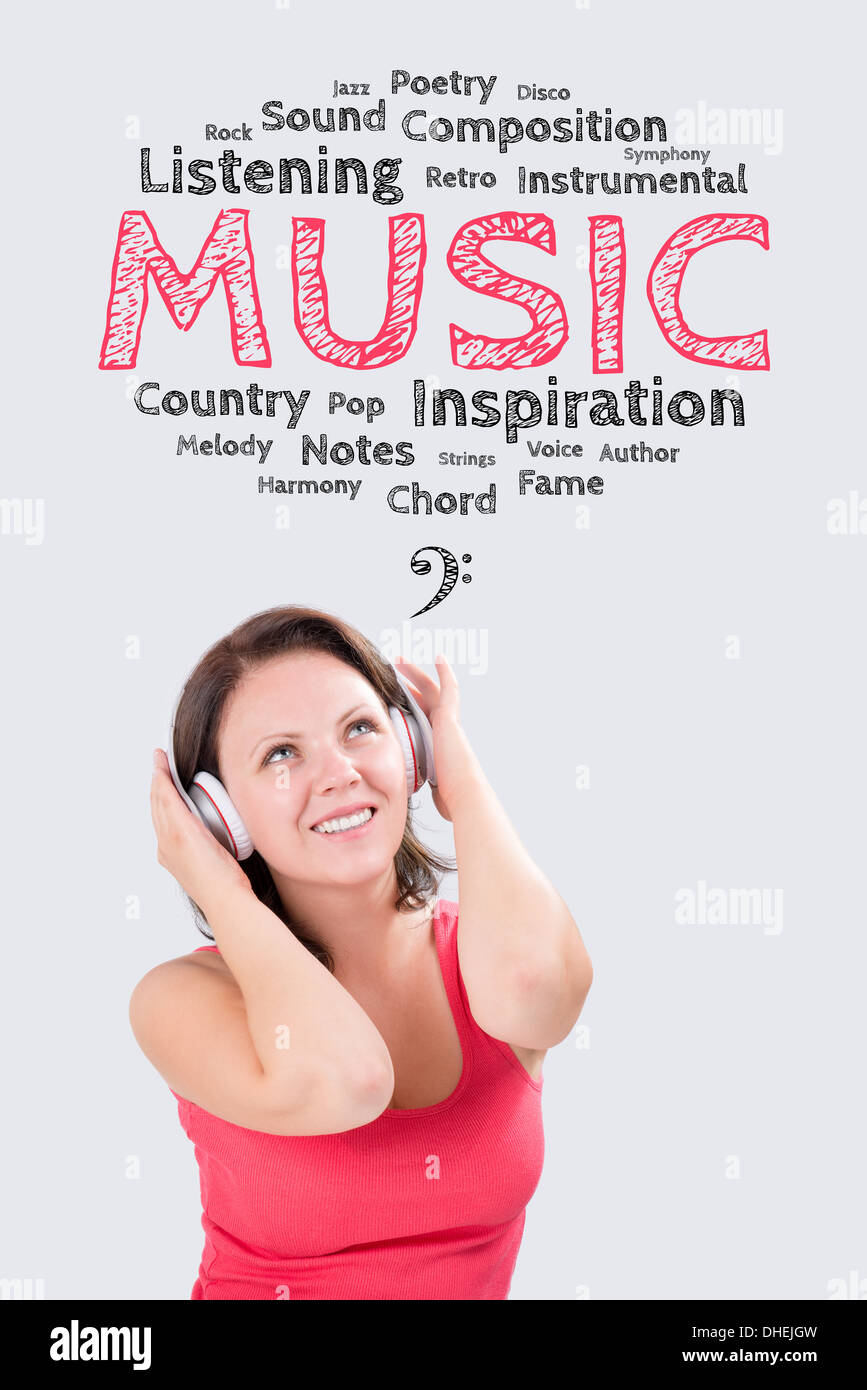 Lächelnde junge Frau ist unter den Emotionen Blase über Bluetooth-Kopfhörer Musik hören Stockfoto