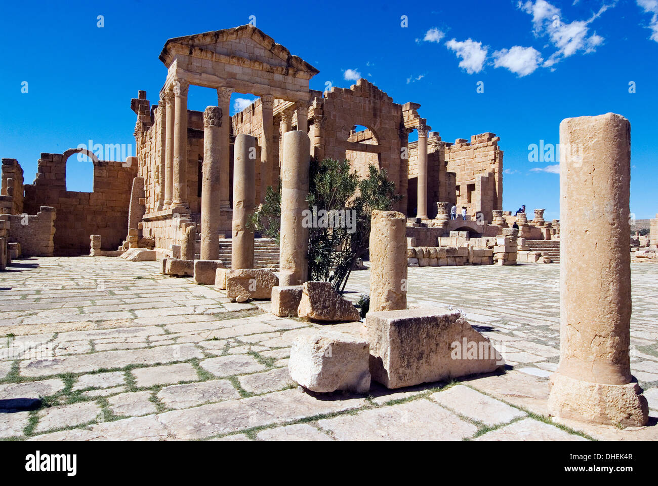 Die Capitol-Tempel (Capitolium), römischen Ruinen von Sbeitla, Tunesien, Nordafrika, Afrika Stockfoto