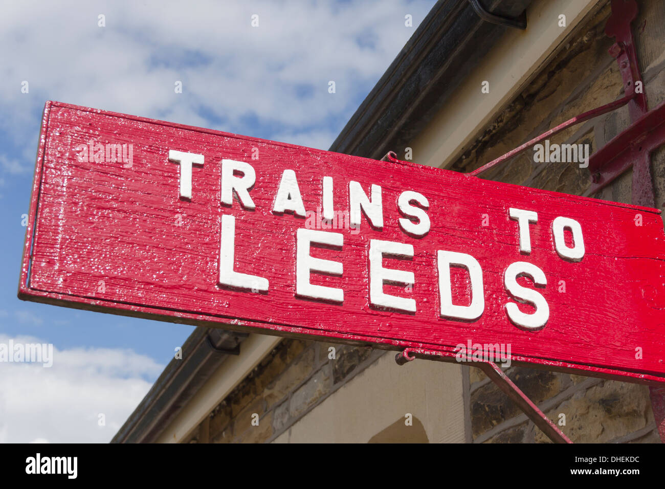 British Railways Stil "Züge nach Leeds" unterzeichnen auf dem Bahnhof an der Bahnstrecke Settle-Carlisle an Garsdale, Cumbria. Stockfoto