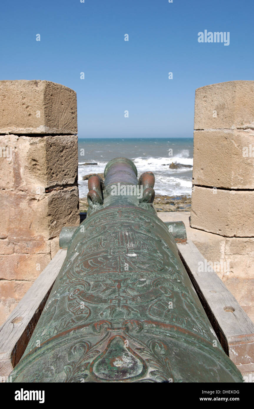 Alte Kanonen, Skala der Kasbah eine zinnengekrönte Bastion, 300 Meter in der Länge, Essaouira Mogador, Marokko Stockfoto