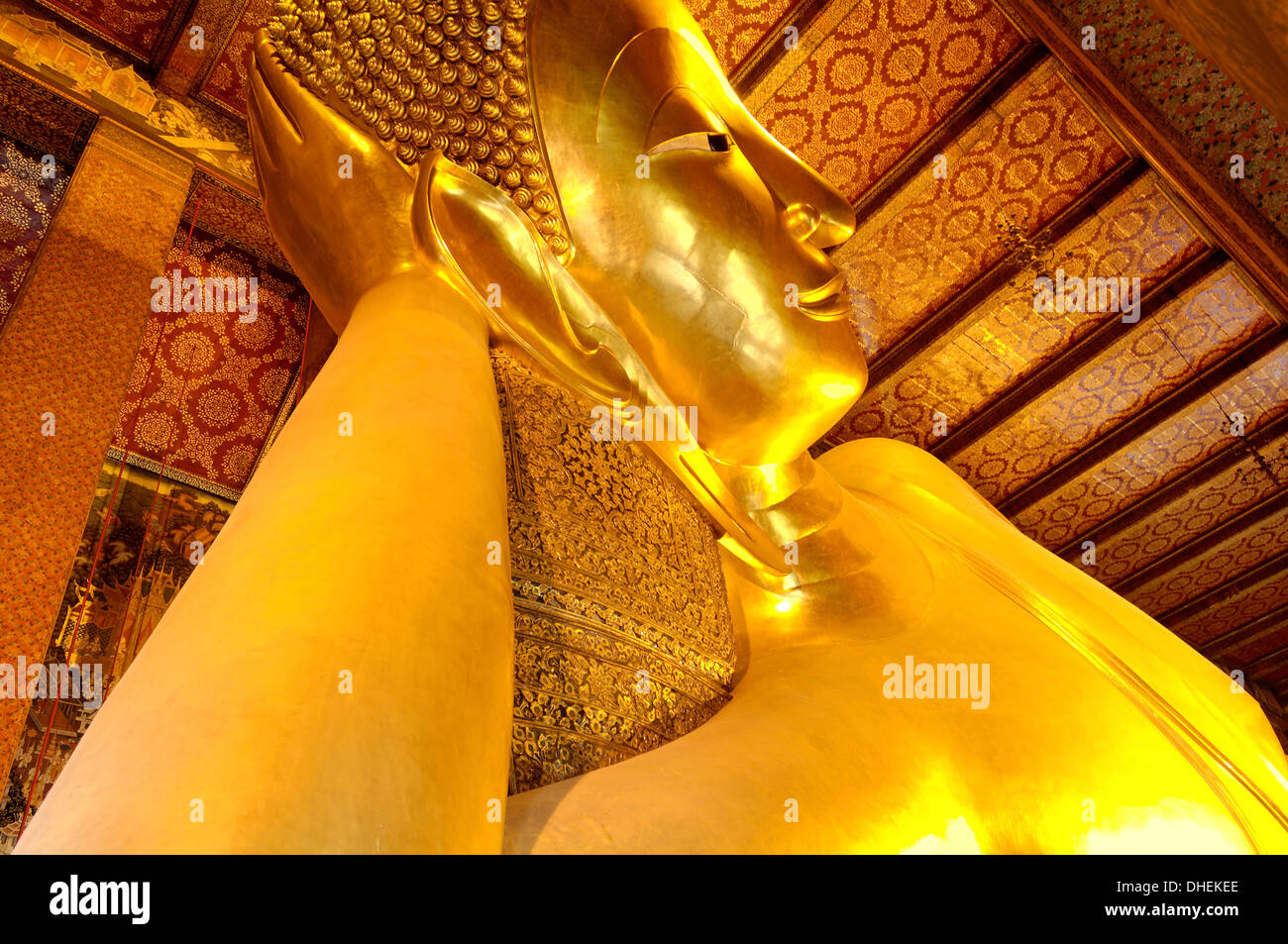 Leiter des großen liegenden Buddha, Wat Phra Chetuphon, gegründet im 17. Jahrhundert, Bangkok, Thailand Stockfoto