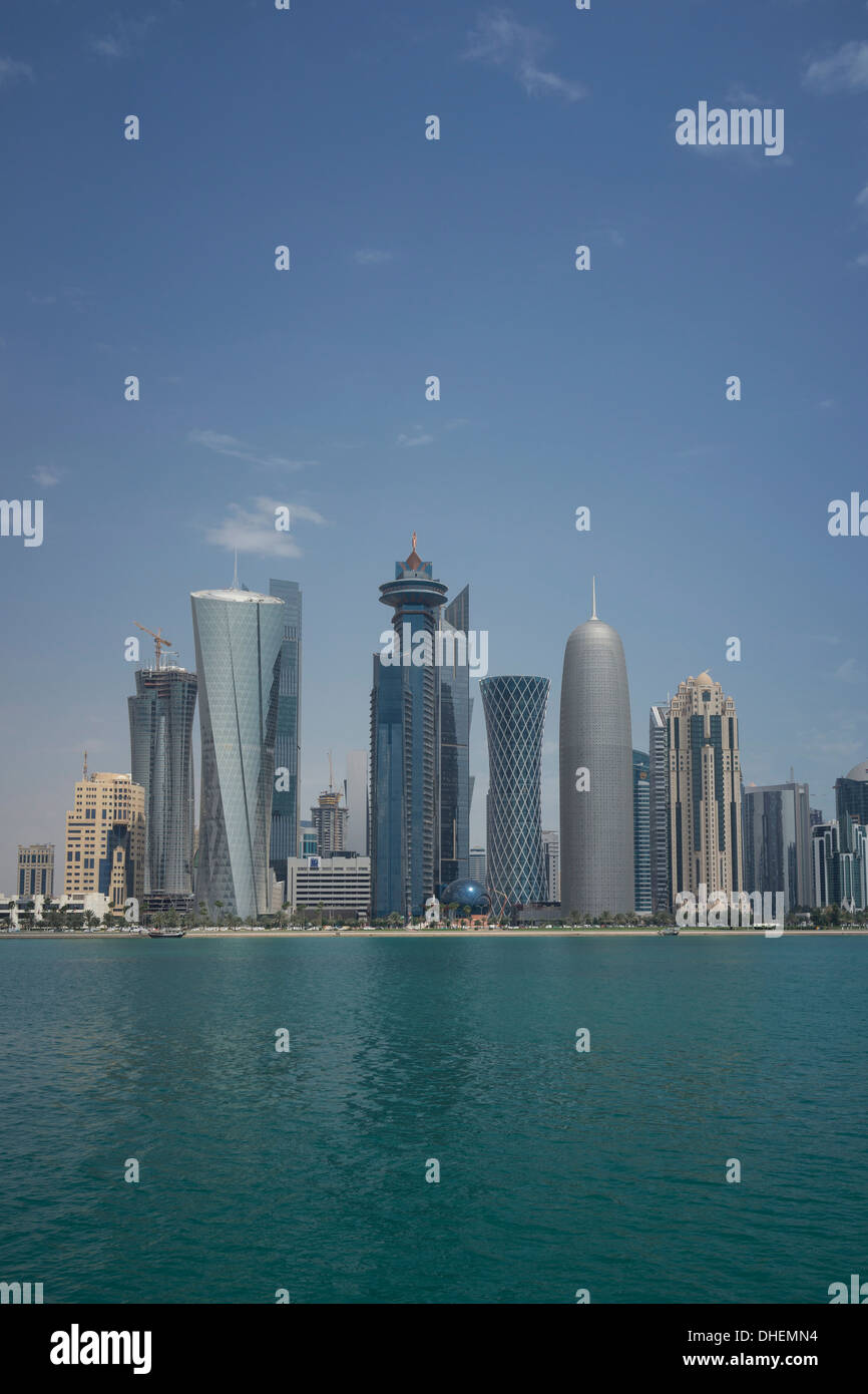 Futuristische Wolkenkratzer in Doha, Katar, Nahost Stockfoto