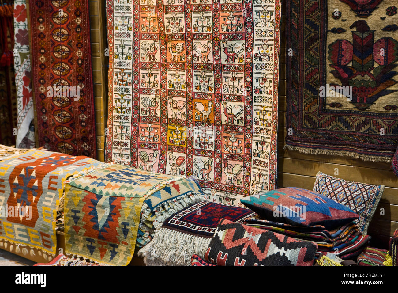 Traditionelle Teppiche für Verkauf, Basar, Istanbul, Türkei, Westasien Stockfoto