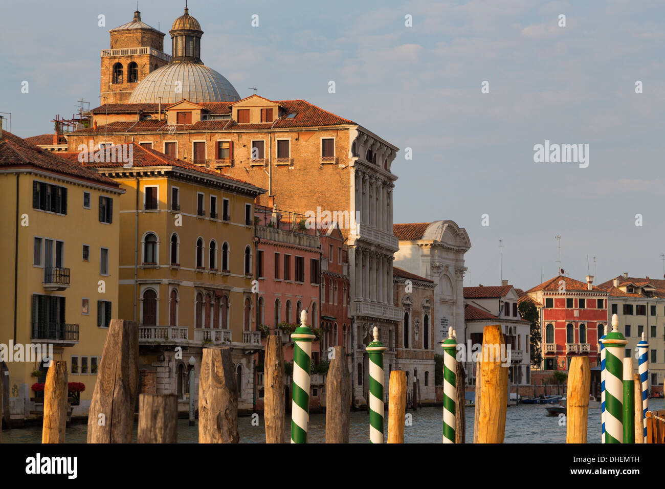 Fassaden von Gebäuden entlang der Canal Grande, Venedig, UNESCO World Heritage Site, Veneto, Italien, Europa Stockfoto