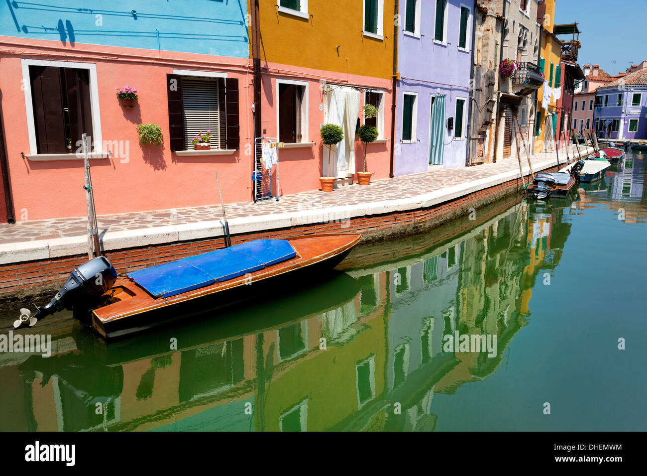 Kanal, die traditionellen bunten Häusern in Burano, Venedig, UNESCO-Weltkulturerbe, Veneto, Italien, Europa Stockfoto