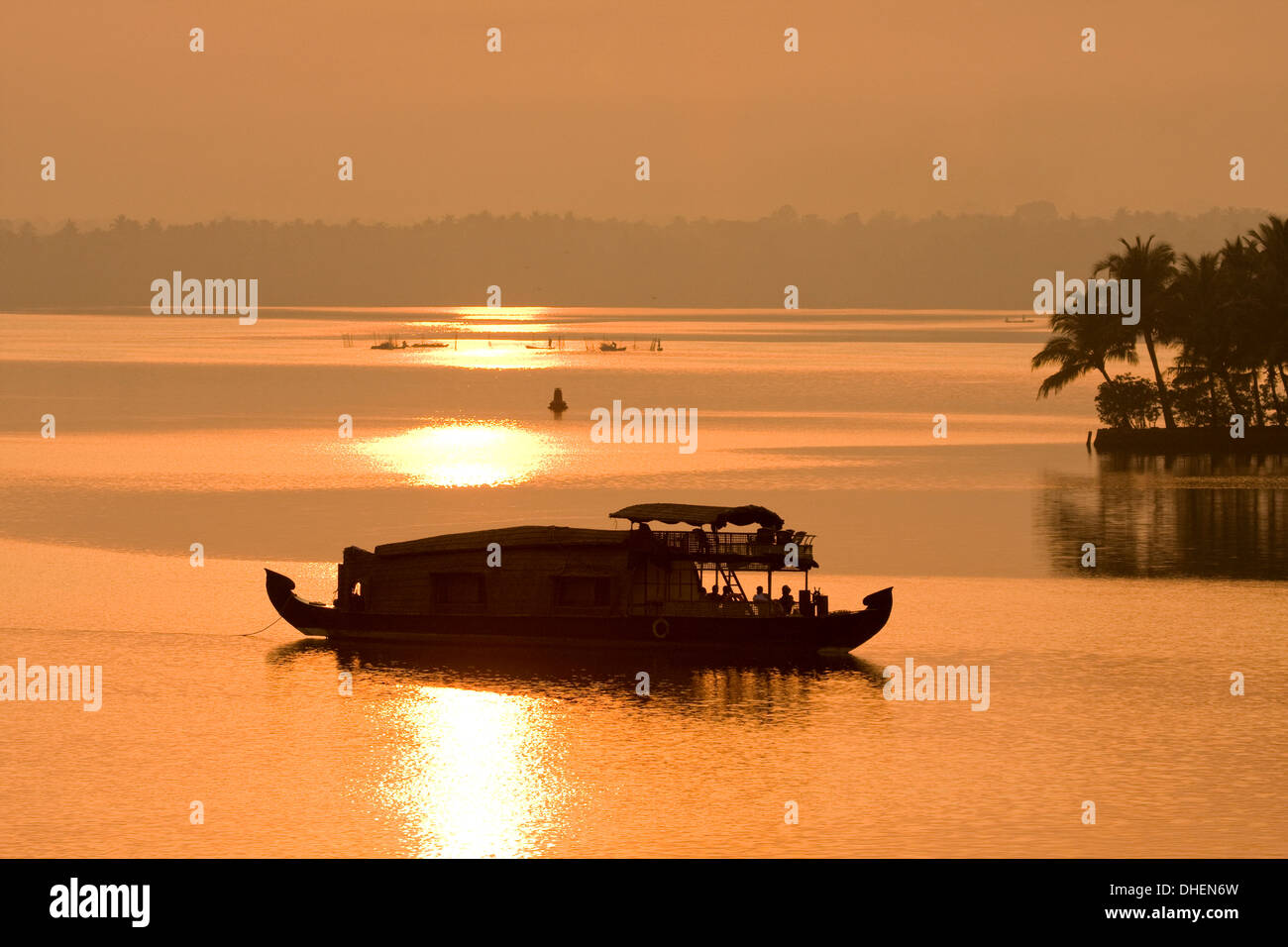 Hausboot in der Abenddämmerung in Ashtamudi See, Kollam, Kerala, Indien, Asien Stockfoto